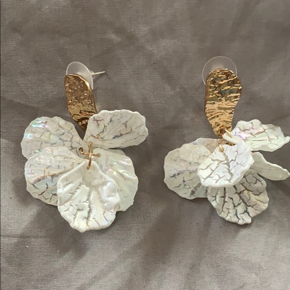Vintage Dangle Earrings Seashell Holiday Flower